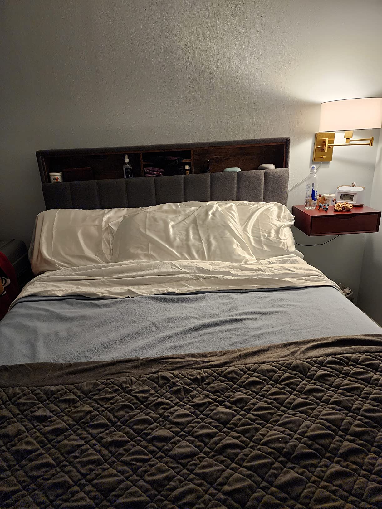 【Furniture】Queen Bed Frame with USB Ports and Outlets, Upholstered Platform Bed with Storage Headboard