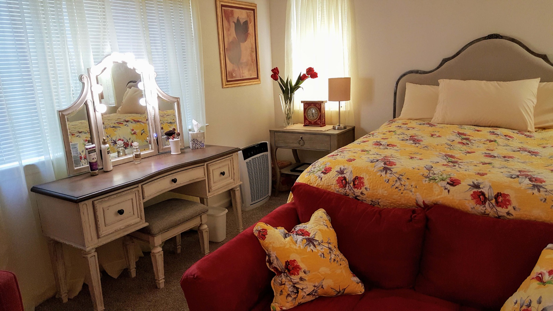 【Furniture】Traditional Cottage 3 Drawer Vanity Set with Dovetail Construction, Mirror & Stool Included