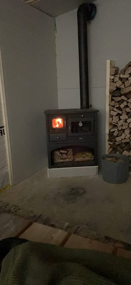 Wood-burning stove for solid fuel. 10 kW heat output. Oven.